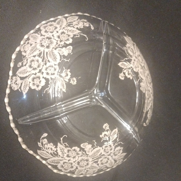 Elegant Clear Glass Divided Serving Bowl - Picture 3 of 5